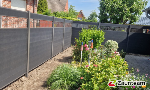System WPC Sichtschutz, XL mit Alupfosten einbetoniert wurde in Südbrookmerland von Zaunteam Ostfriesland, Südbrookmerland im Jahr 2026 erstellt.