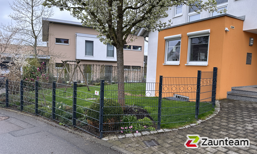 Deko-Doppelstabmattenzaun wurde in Mittelbiberach von Zaunteam Oberschwaben, Obermarchtal im Jahr 2023 erstellt.