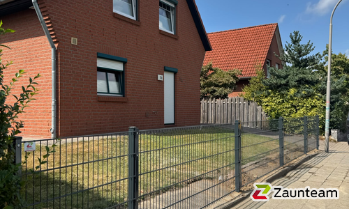 Doppelstabmatten schwer vorverzinkt und anthrazit beschichtet mit Pfosten 60 x 40 mit Abdeckleisten einbetoniert wurde in Harsefeld von Zaunteam Stade-Geestland, Horneburg im Jahr 2026 erstellt.