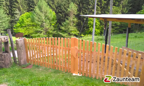 Holztor / Metall-Holztor wurde in Schiltach von Zaunteam Lkr. Rottweil, Dietingen-Rotenzimmern im Jahr 2024 erstellt.