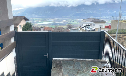 Aluminium Sichtschutztor 1-flüglig wurde in Camorino von Zaunteam Engadin, Zernez im Jahr 2025 erstellt.
