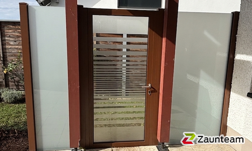 Glas Sichtschutz mit vierkant Aluminium-Nutpfosten einbetoniert wurde in Gablingen von Zaunteam Schwaben-Nord, Todtenweis im Jahr 2025 erstellt.