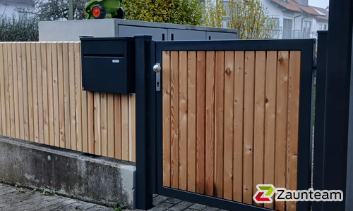 Holztor / Metall-Holztor wurde in Leonberg von Zaunteam Pforzheim, Neuhausen im Jahr 2026 erstellt.