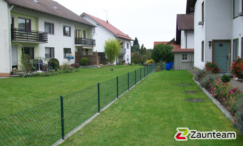 Diagonalgeflecht grün mit Rohrpfosten grün einbetoniert wurde in Leeder von Zaunteam Ammersee, Hofstetten im Jahr 2021 erstellt.