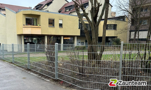Doppelstabmatten schwer verzinkt mit Pfosten 40x60 verzinkt mit Abdeckleisten einbetoniert wurde in Göppingen von Zaunteam Fenzhöfe Oberwälden, Oberwälden im Jahr 2024 erstellt.