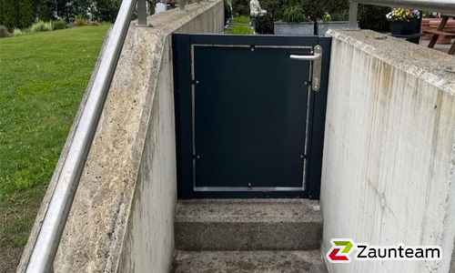 Aluminium Sichtschutztor 1-flüglig wurde in Meilen von Zaunteam Zürich Oberland, Gutenswil im Jahr 2025 erstellt.