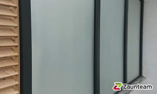 Glas Sichtschutz mit vierkant Aluminium-Nutpfosten mit Fussplatte wurde in Leonberg von Zaunteam Pforzheim, Neuhausen im Jahr 2021 erstellt.