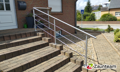 Edelstahl Handlauf geneigt mit Fussplatte wurde in Ilsede von Zaunteam Braunschweig, Ilsede im Jahr 2025 erstellt.