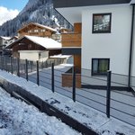 Doppelstabmatten schwer feuerverzinkt und anthrazit beschichtet mit Pfosten 60 x 40 mit Abdeckleisten mit Fussplatte wurde in Tux von Zaunteam Tirol Unterland, Schwoich im Jahr 2025 erstellt.