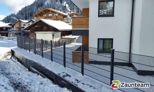 Doppelstabmatten schwer feuerverzinkt und anthrazit beschichtet mit Pfosten 60 x 40 mit Abdeckleisten mit Fussplatte wurde in Tux von Zaunteam Tirol Unterland, Schwoich im Jahr 2025 erstellt.