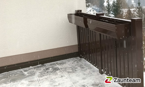 Aluminium Geländer Classic mit integriertem Handlauf und Aufsatzmontage wurde in Steinhaus am Semmering von Zaunteam Schneebergland, Gloggnitz im Jahr 2024 erstellt.