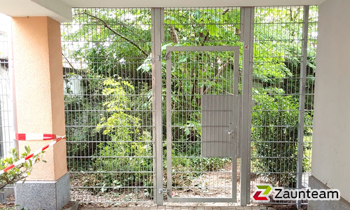 Doppelstabmatten schwer verzinkt mit Pfosten 40x60 verzinkt mit Abdeckleisten einbetoniert wurde in München von Zaunteam Ammersee, Hofstetten im Jahr 2026 erstellt.