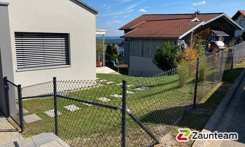 Diagonalgeflecht anthrazit stabil mit Rohrpfosten stabil anthrazit einbetoniert wurde in Lottstetten von Zaunteam Granacher, Lauchringen im Jahr 2021 erstellt.