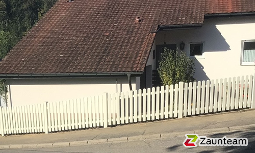 Classic Aluzaun RAL Standardfarbe / Aluminiumpfosten vierkant RAL Standardfarbe einbetoniert wurde in Lörrach von Zaunteam Granacher, Lauchringen im Jahr 2023 erstellt.