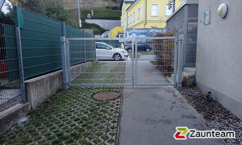 Doppelstabmattentor 2-flüglig wurde in Wien von Zaunteam Wienerwald, Unter-Oberndorf im Jahr 2023 erstellt.