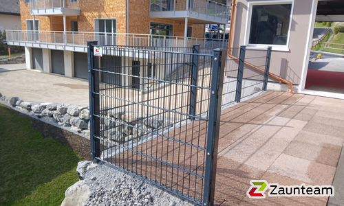 Doppelstabmatten schwer feuerverzinkt und anthrazit beschichtet mit Pfosten 60 x 40 mit Abdeckleisten in Aussparung wurde in Wildhaus von Zaunteam Werdenberg, Werdenberg im Jahr 2026 erstellt.