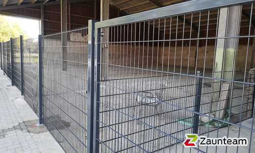 Doppelstabmatten schwer feuerverzinkt und anthrazit beschichtet mit Pfosten 60 x 40 mit Abdeckleistenmit Fussplatte wurde in Havixbeck von Zaunteam Münsterland, Havixbeck im Jahr 2022 erstellt.