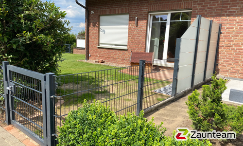 Doppelstabmatten leicht feuerverzinkt und anthrazit beschichtet mit Pfosten 60 x 40 mit Abdeckleisten einbetoniert wurde in Lübbecke von Zaunteam Kischkel, Lübbecke im Jahr 2020 erstellt.