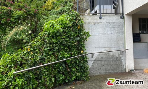 Edelstahl Handlauf geneigt mit Wandbefestigung wurde in Degersheim von Zaunteam Appenzellerland, Wasserauen im Jahr 2025 erstellt.