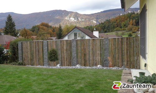 Sichtschutz Bambus Chiang-Mai / Stahlpfosten mit Edelstahlabdeckung einbetoniert wurde in Bellach von Zaunteam Mittelland GmbH, Bützberg im Jahr 2016 erstellt.
