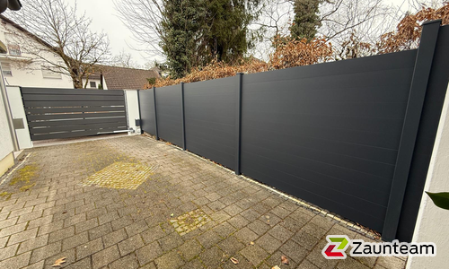 Alu Systemprofil in anthrazit mit Aluminiumpfosten vierkant 90 x 90 mm in Aussparung wurde in Neubiberg-Waldkolonie von Zaunteam München-Ost, Forstinning im Jahr 2026 erstellt.