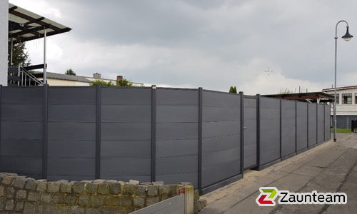 System WPC Sichtschutz, XL mit Alupfosten einbetoniert wurde in Delitzsch von Zaunteam Halle, Halle im Jahr 2025 erstellt.