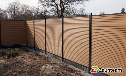 System WPC Sichtschutz, Neo Platinum mit Alupfosten einbetoniert wurde in Beelitz von Zaunteam Fläming, Coswig im Jahr 2025 erstellt.