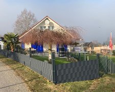 Doppelstabmatten leicht feuerverzinkt und anthrazit beschichtet mit Pfosten 60 x 40 mit Abdeckleisten einbetoniert wurde in Beinwil am See von Zaunteam Aargau, Egliswil im Jahr 2025 erstellt.