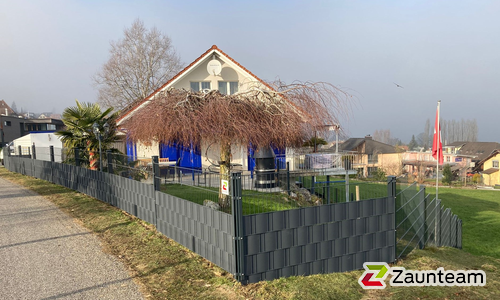 Doppelstabmatten leicht feuerverzinkt und anthrazit beschichtet mit Pfosten 60 x 40 mit Abdeckleisten einbetoniert wurde in Beinwil am See von Zaunteam Aargau, Egliswil im Jahr 2025 erstellt.