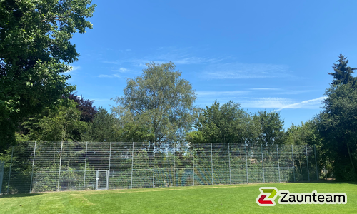 Ballfang Doppelstab mit Pfosten verzinkt und Abdeckleisten wurde in Bern von Zaunteam Spahni, Laupen BE im Jahr 2024 erstellt.