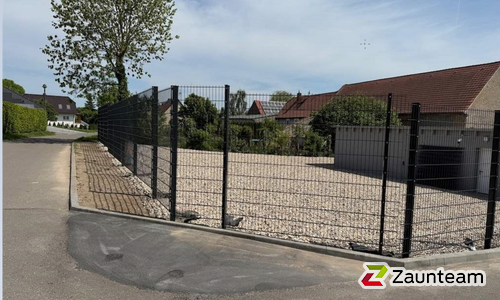 Doppelstabmatten schwer verzinkt mit Pfosten 40x60 verzinkt mit Abdeckleisten einbetoniert wurde in Leuna von Zaunteam Halle, Halle im Jahr 2025 erstellt.