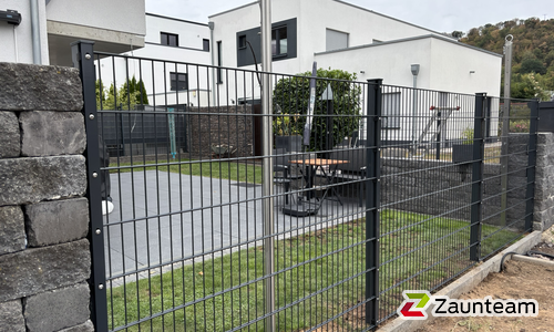 Doppelstabmatten schwer vorverzinkt und anthrazit beschichtet mit Pfosten 60 x 40 mit Abdeckleisten einbetoniert wurde in Dieblich von Zaunteam Koblenz, Winningen im Jahr 2026 erstellt.