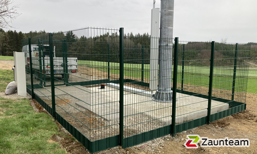 Doppelstabmatten schwer feuerverzinkt und grün beschichtet mit Pfosten 60 x 40 mit Abdeckleisten einbetoniert wurde in Biberbach von Zaunteam Schwaben-Nord, Todtenweis im Jahr 2024 erstellt.