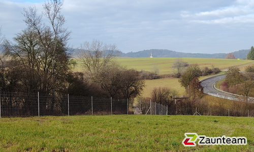 Knotengitter Tornado mit Rohrpfosten verzinkt einbetoniert wurde in Pfullendorf von Zaunteam Obere Donau-Bodensee, Sauldorf-Krumbach im Jahr 2025 erstellt.