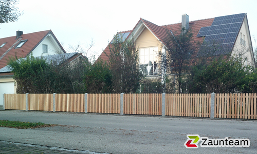 Lärchenzaun gerade mit Lärchenvierkantpfosten wurde in Egling von Zaunteam Ammersee, Hofstetten im Jahr 2024 erstellt.
