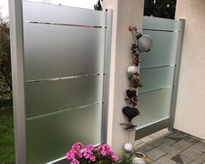 Glas Sichtschutz mit vierkant Edelstahlpfosten einbetoniert (CH) wurde in Diessenhofen von Zaunteam Thurgau AG, Felben im Jahr 2018 erstellt.