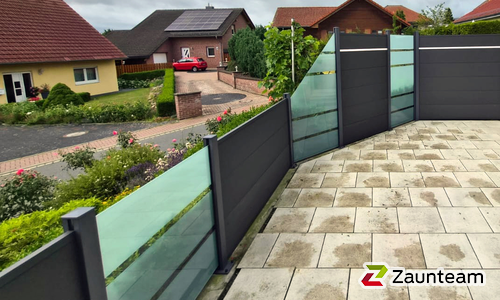 Glas Sichtschutz mit vierkant Aluminium-Nutpfosten mit Fussplatte wurde in Vienenburg von Zaunteam Magdeburg-Harz, Halberstadt im Jahr 2026 erstellt.