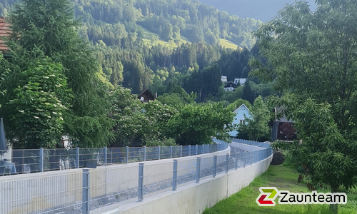 Doppelstabmatten schwer verzinkt mit Pfosten 40x60 verzinkt mit Abdeckleisten mit Fussplatte wurde in Treffen von Zaunteam Kärnten-Mitte, Arnoldstein im Jahr 2023 erstellt.