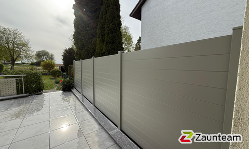 Alu Varioprofil glatt mit Aluminiumpfosten vierkant 85 x 85 mm einbetoniert wurde in Dornstadt von Zaunteam Ulm, Lonsee im Jahr 2026 erstellt.