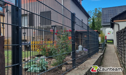Doppelstabmatten schwer vorverzinkt und anthrazit beschichtet mit Pfosten 60 x 40 mit Abdeckleisten einbetoniert wurde in Altenglan von Zaunteam Saar-Pfalz, Bruchmühlbach-Miesau im Jahr 2026 erstellt.
