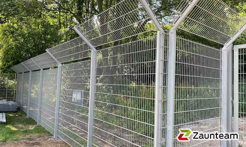 Doppelstabmatten schwer verzinkt mit Pfosten 40x60 verzinkt mit Abdeckleisten einbetoniert wurde in Leipzig von Zaunteam Halle, Halle im Jahr 2020 erstellt.