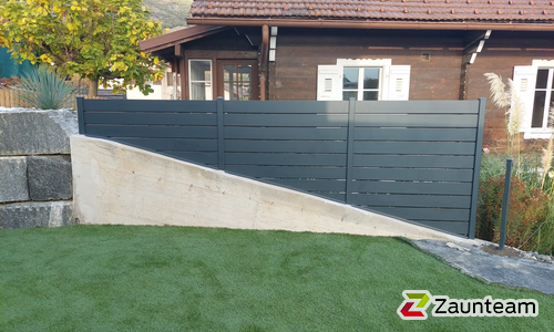 Alu Systemprofil in anthrazit mit Aluminiumpfosten vierkant 60 x 60 mm in Aussparung wurde in Salgesch von Zaunteam Wallis, Niedergesteln im Jahr 2024 erstellt.