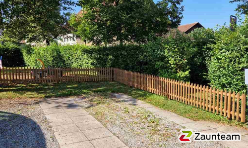 Palisaden mit Lärchenkantpfosten braun wurde in Schwerzenbach von Zaunteam Zürich Oberland, Gutenswil im Jahr 2024 erstellt.
