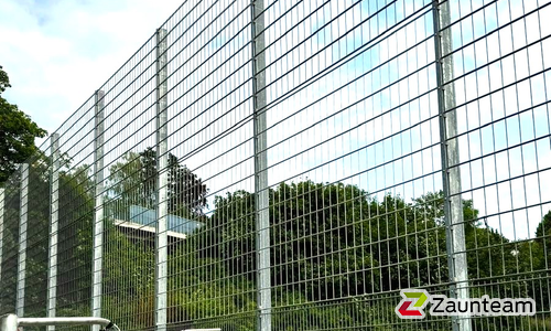 Ballfang Doppelstab mit Pfosten verzinkt und Abdeckleisten wurde in Lonsee von Zaunteam Ulm, Lonsee im Jahr 2020 erstellt.