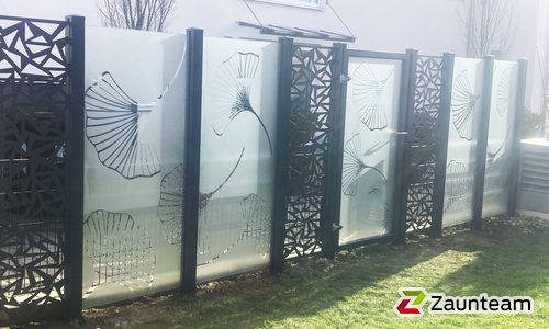 Glas Sichtschutz mit vierkant Aluminium-Nutpfosten einbetoniert wurde in Meitingen von Zaunteam Schwaben-Nord, Todtenweis im Jahr 2024 erstellt.