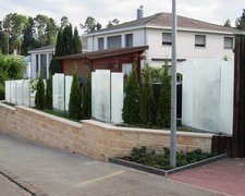 Glas Sichtschutz mit vierkant Edelstahlpfosten einbetoniert (CH) wurde in Frauenfeld von Zaunteam Thurgau AG, Felben im Jahr 2015 erstellt.