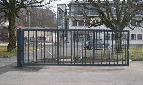 Industrietor wurde in Interlaken von Zaunteam Daniel Frutiger AG, Ringgenberg im Jahr 2011 erstellt.