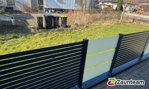 Modern Aluzaun einbetoniert wurde in Stadthagen von Zaunteam Schaumburger Land, Stadthagen im Jahr 2026 erstellt.