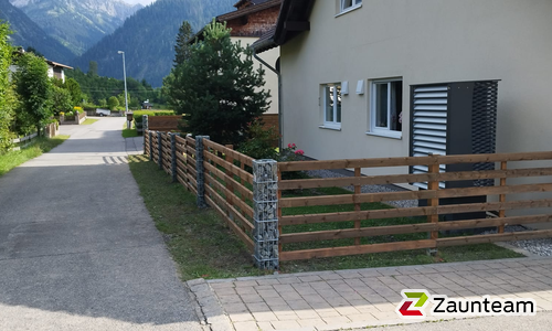 Bohlenzaun mit Kieferpfosten Vierkant grün und H-Anker wurde in Grän von Zaunteam Allgäu, Bad Hindelang - Unterjoch im Jahr 2024 erstellt.