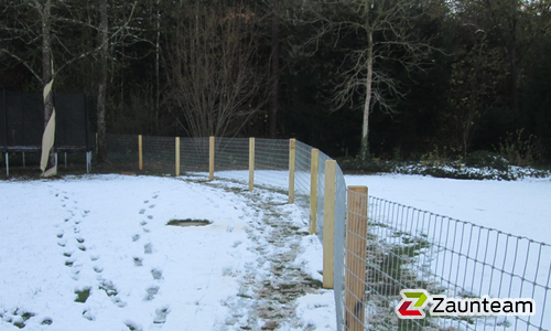 Knotengitter Torus, engmaschig mit Robinienpfosten vierkant wurde in Gräfelfing von Zaunteam Ammersee, Hofstetten im Jahr 2024 erstellt.